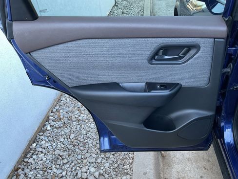 Used 2023 Nissan Rogue S image 17