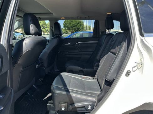 Used 2019 Toyota Highlander Limited w/ Carpet Mat Package (TMS) AWD/4WD image 14