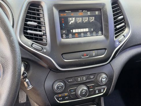 Used 2021 Jeep Cherokee Latitude w/ Mopar Interior Package FWD image 8