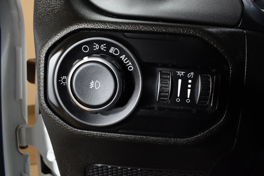 Used 2020 Jeep Wrangler Unlimited Sahara w/ Uconnect 4C Nav & Sound Group AWD/4WD image 17