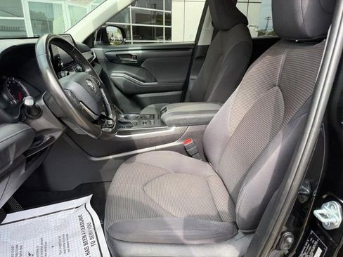 Used 2021 Toyota Highlander LE AWD/4WD image 17