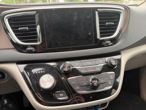 Used 2018 Chrysler Pacifica Touring-L Plus FWD image 7