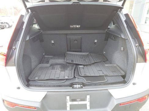 Used 2024 Volvo XC40 B5 Plus image 16