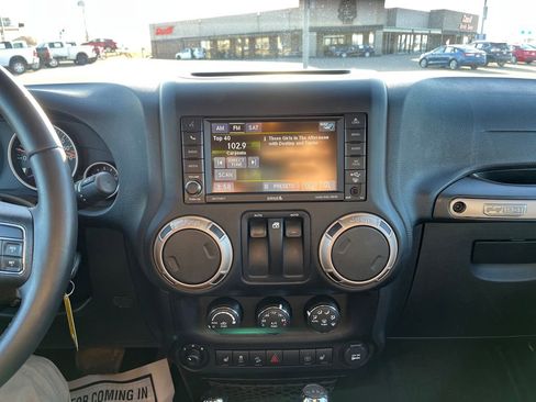 Used 2016 Jeep Wrangler Sahara image 25