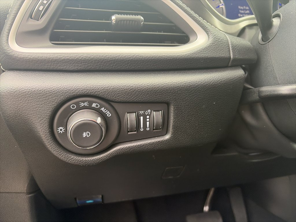 Used 2026 Chrysler Pacifica Select AWD/4WD image 6