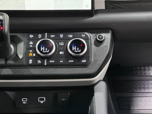 Used 2023 Land Rover Defender 130 SE image 14