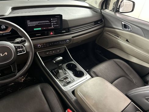 Used 2025 Kia Carnival EX image 22