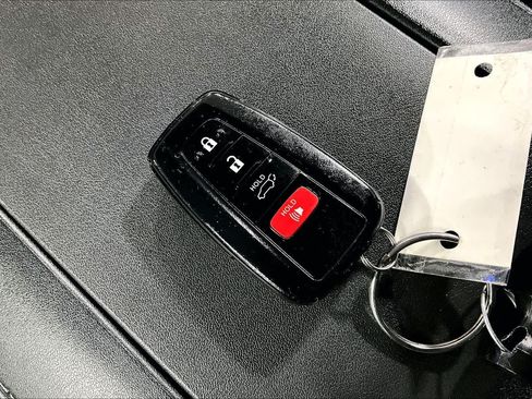 Used 2023 Toyota Highlander XLE AWD/4WD image 15