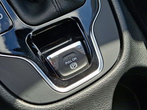 Used 2020 Jeep Cherokee Latitude Plus image 25