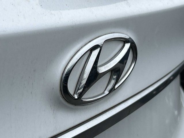 Used 2020 Hyundai Santa Fe SEL w/ Convenience + Premium Package FWD image 9