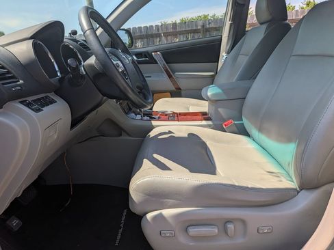 Used 2012 Toyota Highlander Limited w/ Tow Pkg FWD image 11