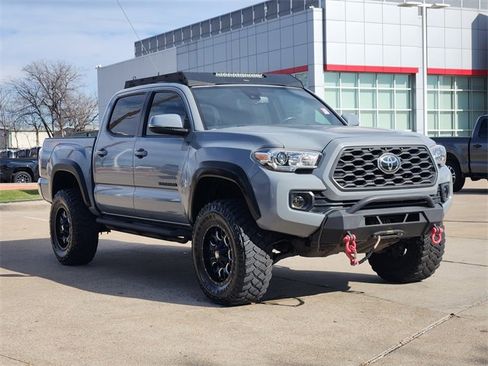 Used 2020 Toyota Tacoma TRD Off-Road image 2