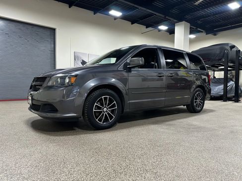 Used 2017 Dodge Grand Caravan SE image 7
