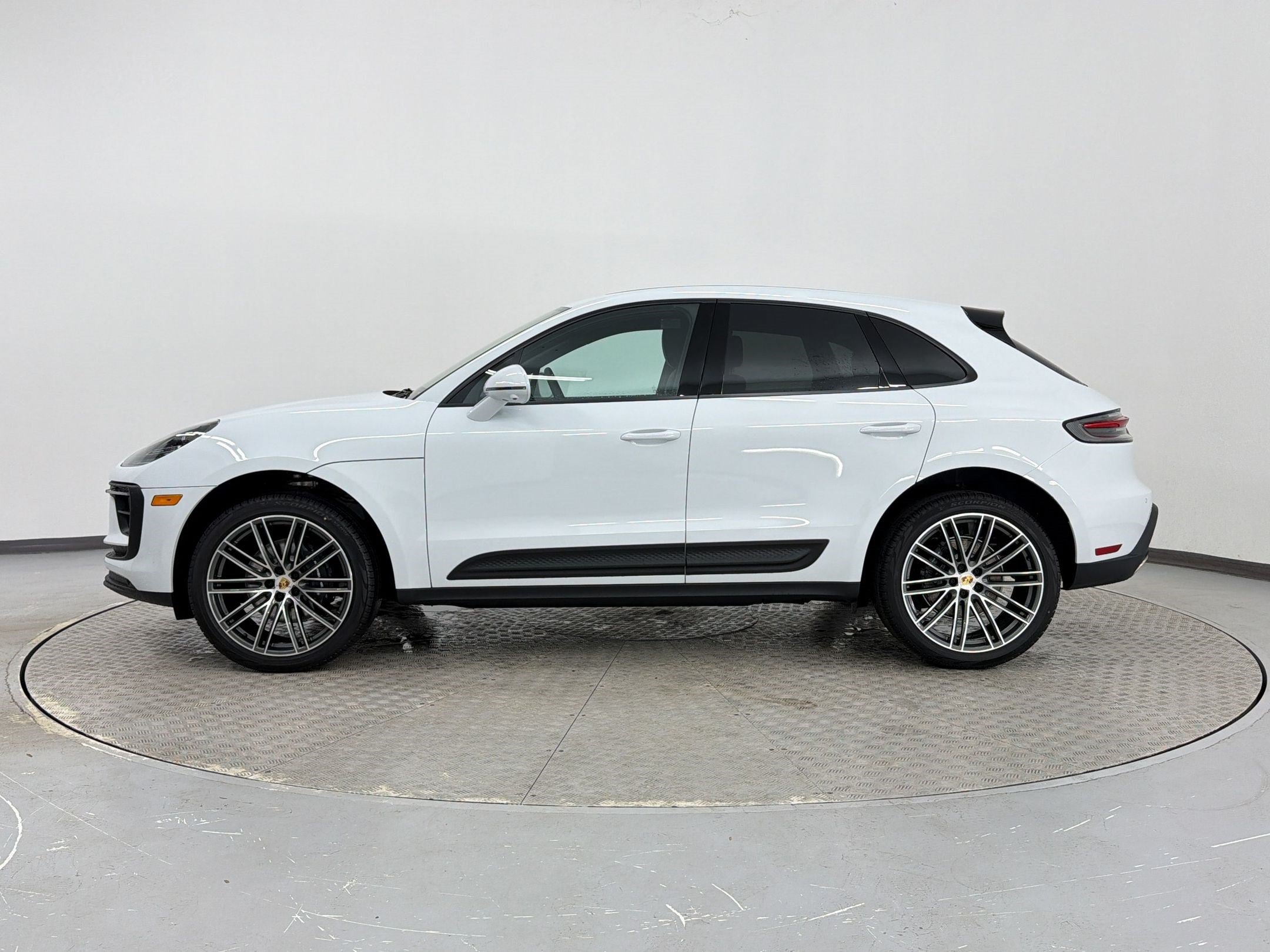 Used 2026 Porsche Macan AWD/4WD image 2