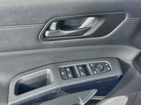Used 2025 Nissan Pathfinder SV FWD image 17
