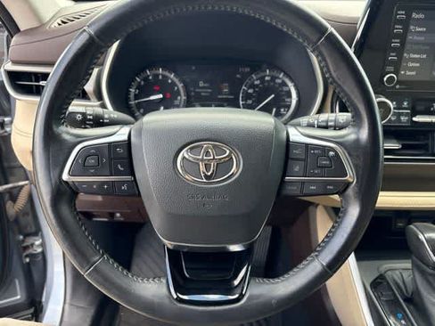 Used 2021 Toyota Highlander XLE FWD image 14