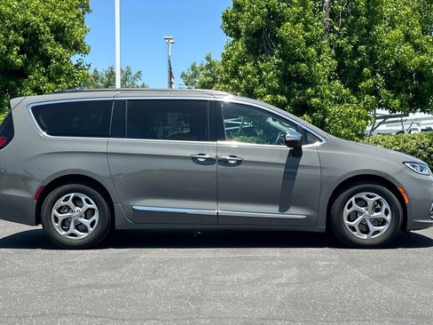 Certified 2023 Chrysler Pacifica Limited image 3
