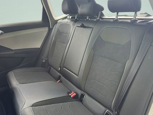 Used 2025 Volkswagen Taos SE w/ Panoramic Sunroof Package image 29