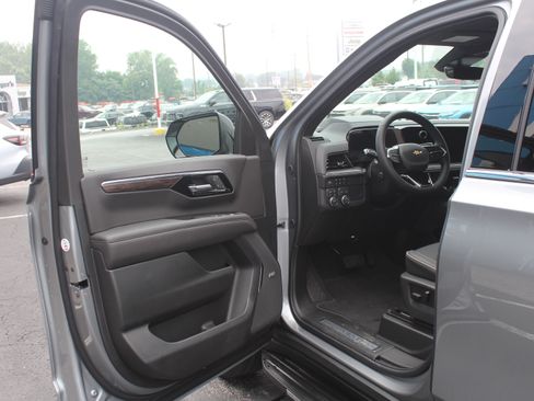 New 2026 Chevrolet Suburban Premier AWD/4WD image 8