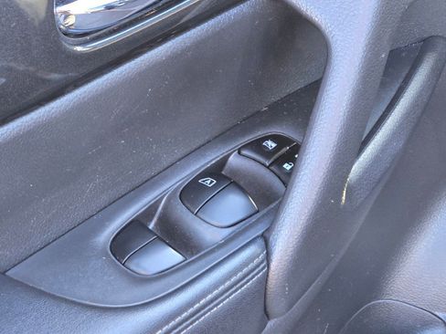 Used 2020 Nissan Rogue SV image 19