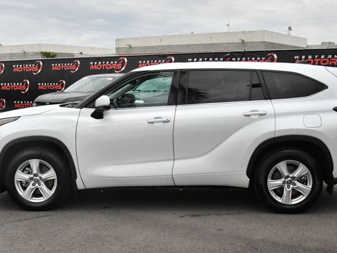 Used 2022 Toyota Highlander LE AWD/4WD image 4