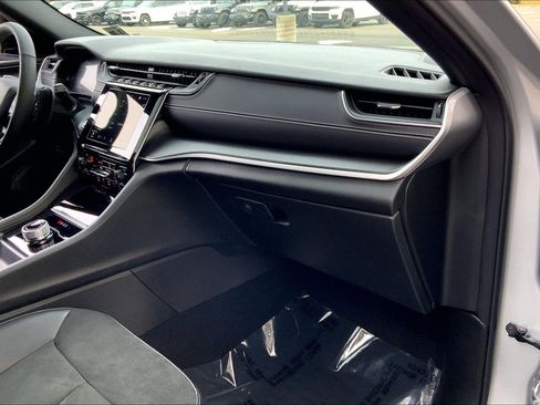 Certified 2025 Jeep Grand Cherokee Altitude image 13