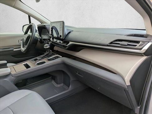 Used 2024 Toyota Sienna XLE image 22