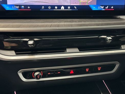 Used 2024 BMW X7 M60i w/ Climate Comfort Package image 18