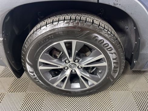 Used 2017 Toyota Highlander Plus image 12