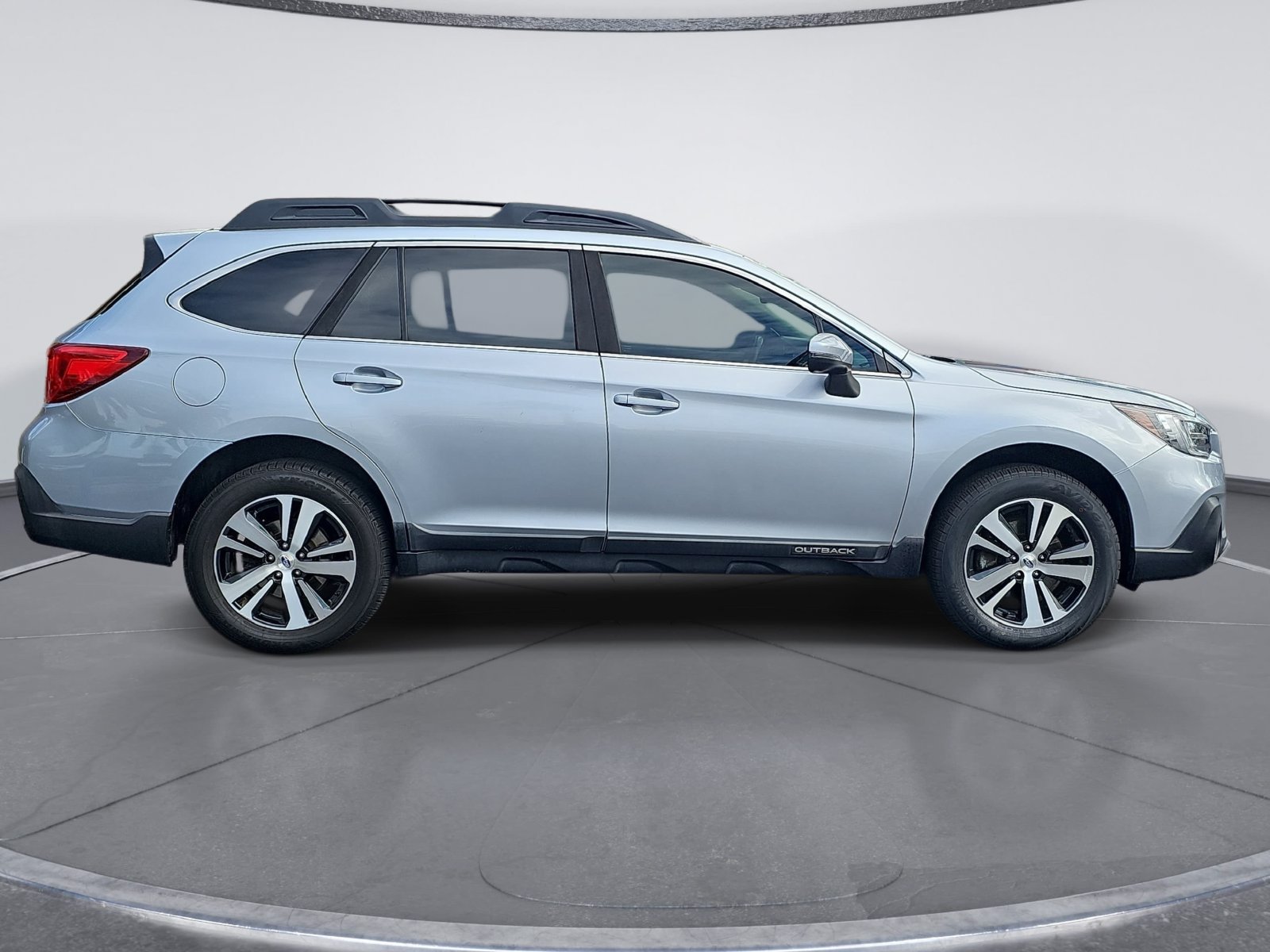 Used 2019 Subaru Outback 3.6R Limited AWD/4WD image 2