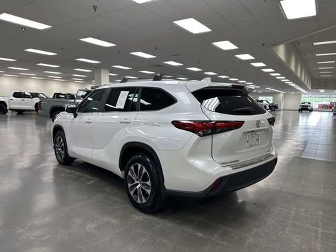 Used 2023 Toyota Highlander XLE AWD/4WD image 5