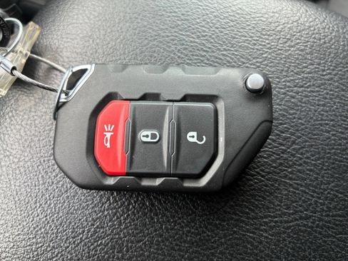 Used 2025 Jeep Wrangler Unlimited Rubicon AWD/4WD image 17