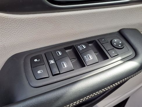 Used 2023 Chrysler Pacifica Touring-L image 22