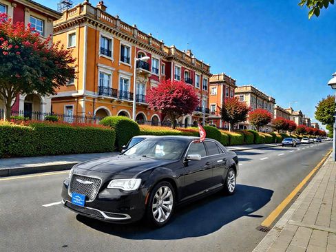 Used 2019 Chrysler 300 Touring w/ Chrome Appearance Package image 7