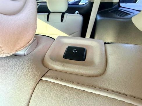 Used 2020 Ford Explorer Platinum w/ Premium Technology Package image 17