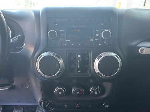 Used 2017 Jeep Wrangler Unlimited Sahara AWD/4WD image 14