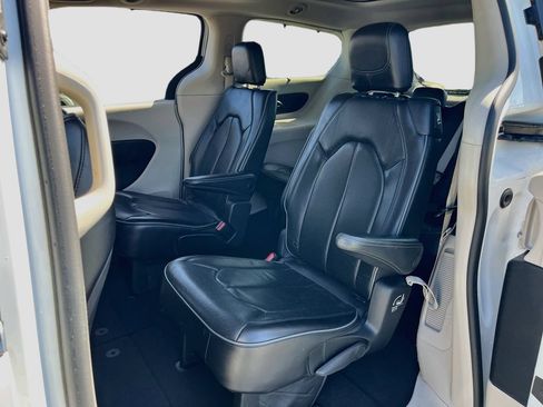 Used 2019 Chrysler Pacifica Limited FWD image 24