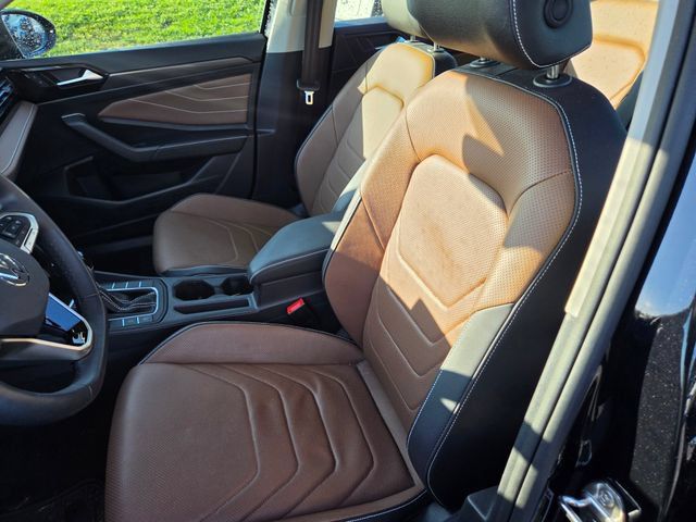 Used 2025 Volkswagen Jetta SEL FWD image 2