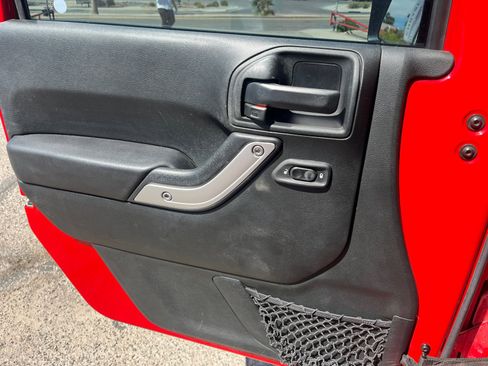 Used 2017 Jeep Wrangler Unlimited Rubicon w/ Connectivity Group image 13