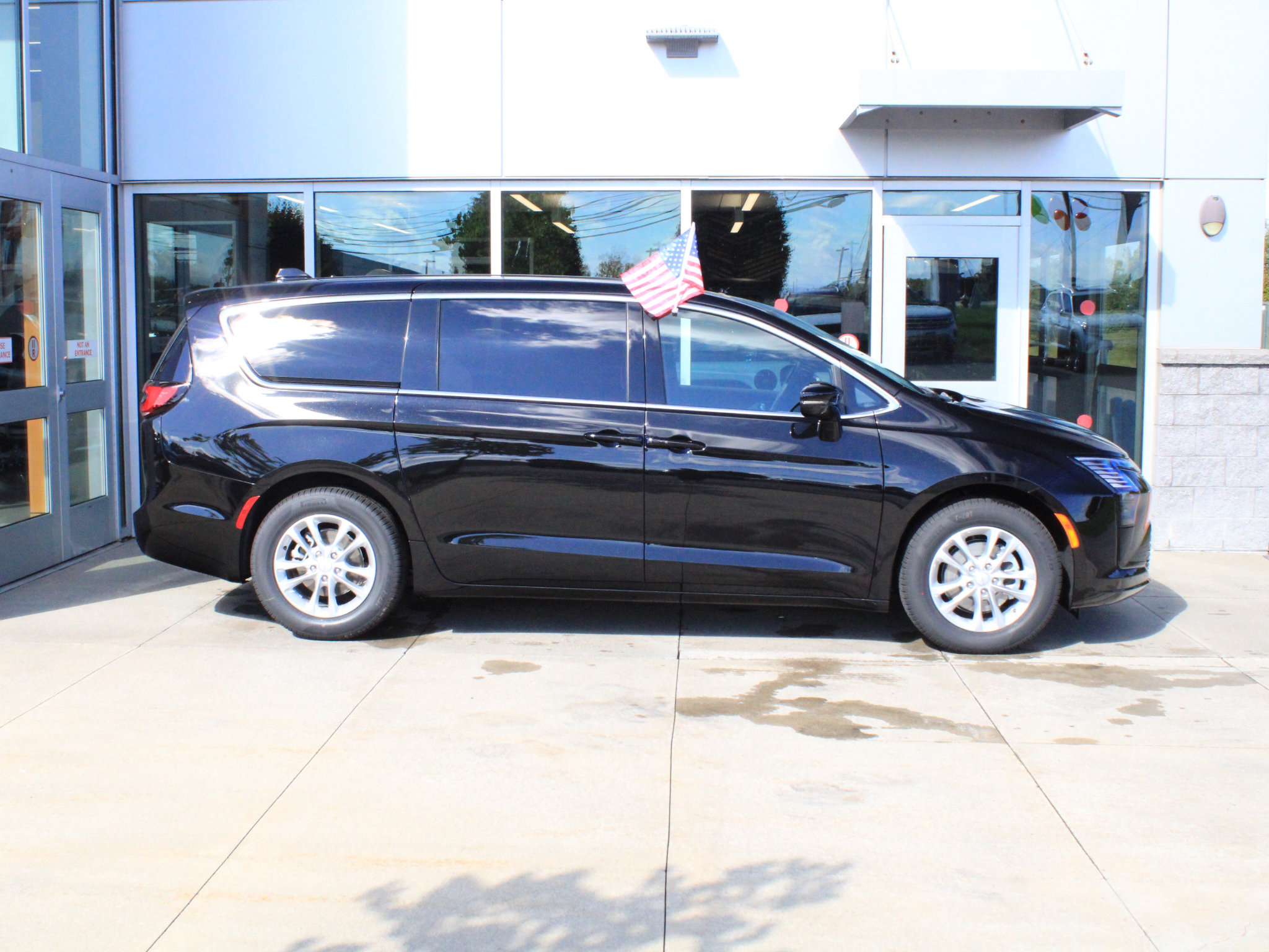 New 2027 Chrysler Pacifica Select FWD image 4