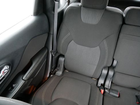 Used 2016 Jeep Cherokee Latitude w/ Cold Weather Group image 12