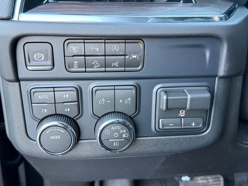 New 2026 Chevrolet Suburban Premier AWD/4WD image 22