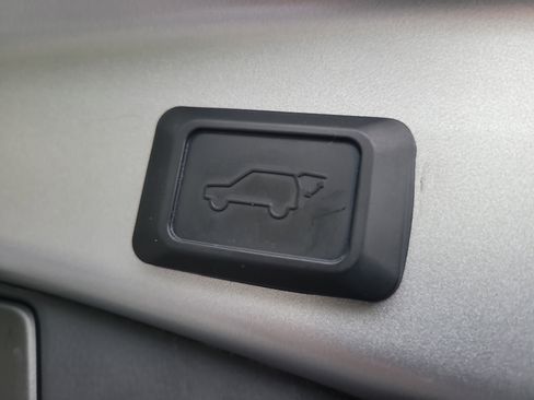 Used 2022 Toyota RAV4 XLE image 12