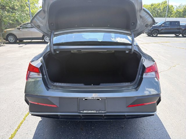 Used 2025 Hyundai Elantra Sport FWD image 16
