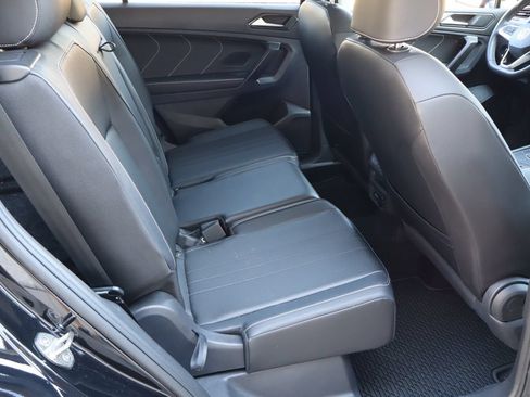 Used 2023 Volkswagen Tiguan SE w/ Panoramic Sunroof Package FWD image 18