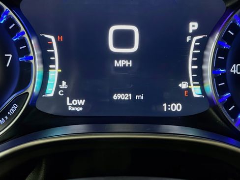 Used 2022 Chrysler Pacifica Touring-L FWD image 8