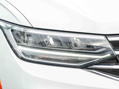 Used 2022 Volkswagen Tiguan SE w/ Panoramic Sunroof Package image 4