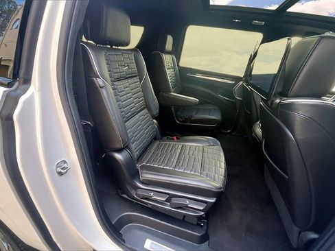 Certified 2025 Cadillac Escalade ESV V image 25