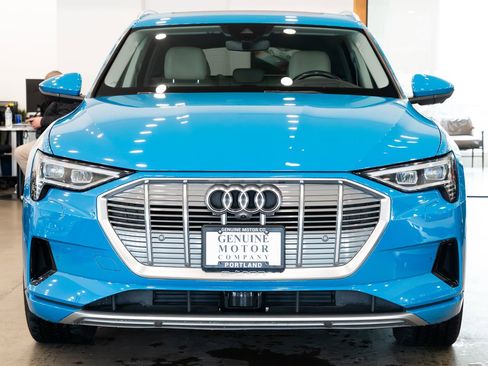 Used 2019 Audi e-tron Prestige w/ Prestige Package image 2