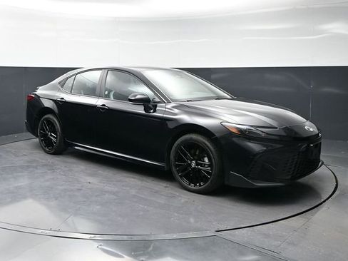 Used 2025 Toyota Camry SE image 3